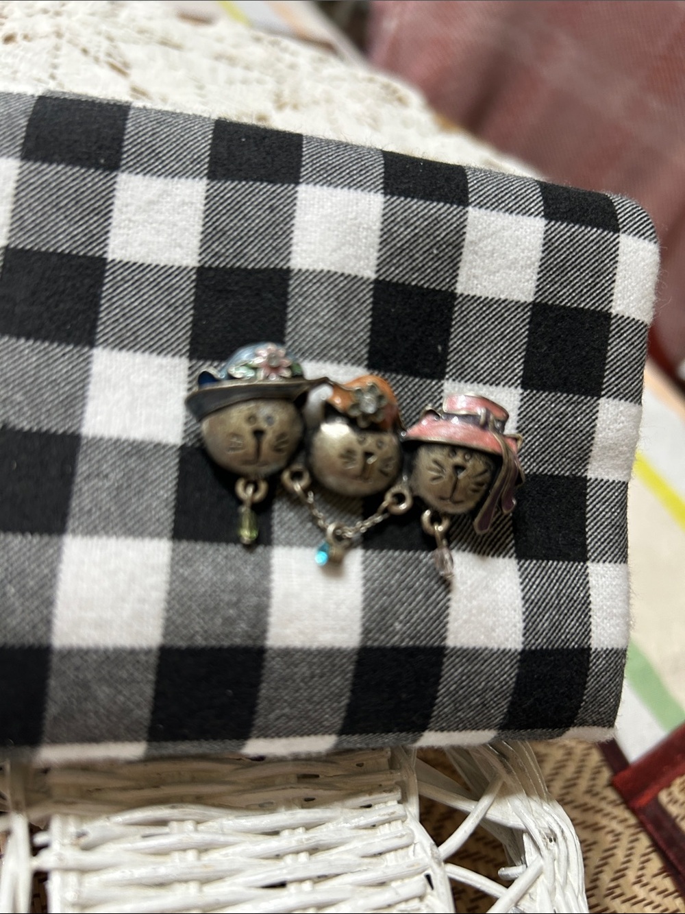 Vintage AJMC Three Felines Sitting Side By Side Brooch Adorned With Crystals - Picture 2 of 8
